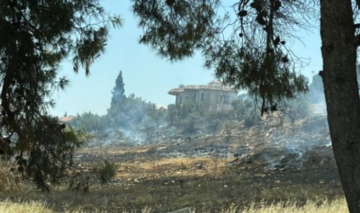 الدفاع المدني يتعامل مع حريق كبير في دابوق .. وتعطل حركة السير بالمنطقة