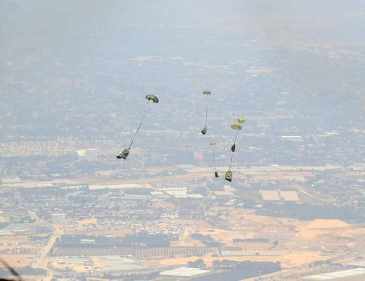 القوات المسلحة الأردنية تنفذ إنزالين جويين لمساعدات على جنوب غزة بمشاركة دولية