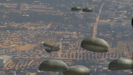 الأردن ينفذ 3 إنزالات جوية لمساعدات على جنوب غزة بمشاركة دولية