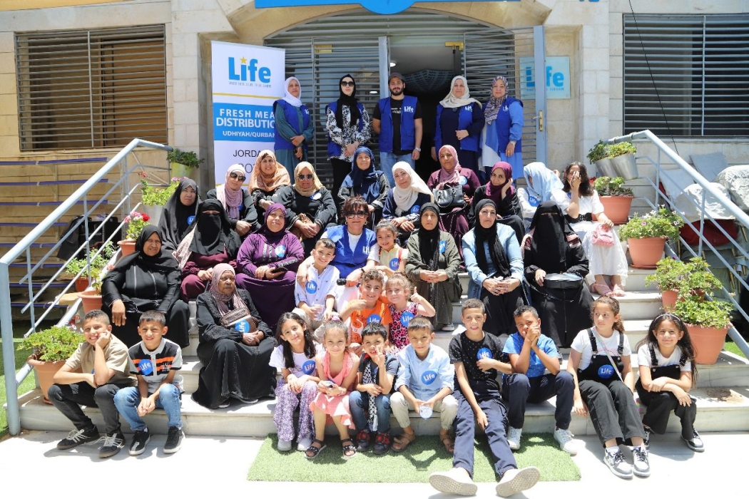 منظمة لايف تقيم وجبة افطار خيرية للعائلات الغزية العالقة في الاردن ...صور