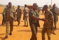 السودان : قائد الفرقة(5)مشاة هجانة يتفقد الدفاعات الامامية ويقدم تهانى العيد