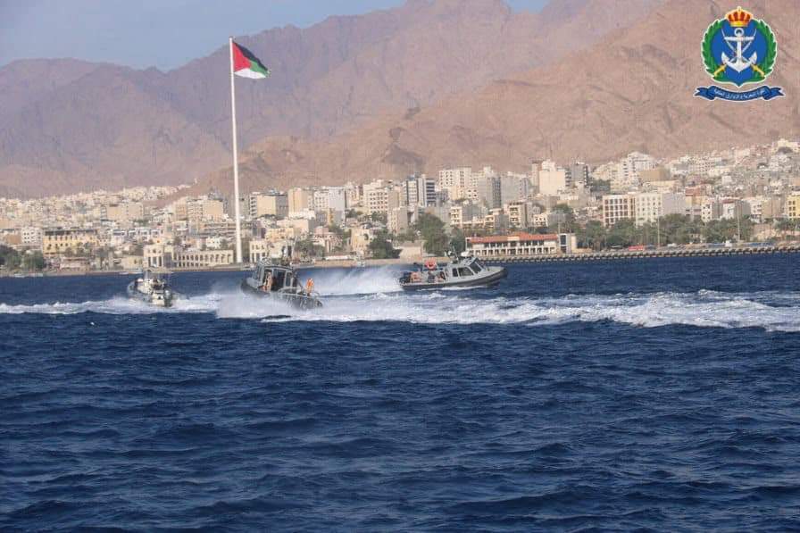 القوة البحرية والزوارق الملكية تنقذ أشخاص تواجدوا على متن بدّالة مائية في خليج العقبة