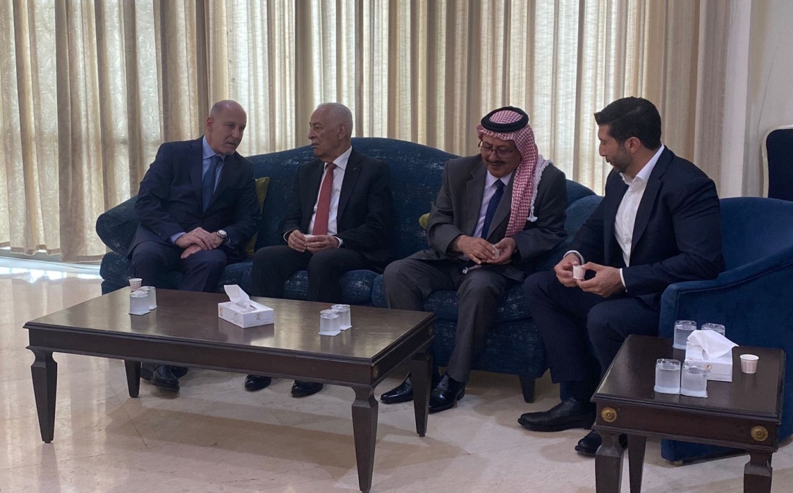 مندوبا عن الملك وولي العهد.... العيسوي يعزي عشيرة الكرادشة