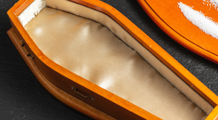 بـنعش فارغ.. تفاصيل مثيرة لعملية احتيال 3 شبان على مصلين في عمان