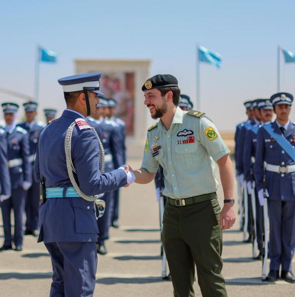 ولي العهد لمرشحي الطيران: مبارك للزملاء ولذويهم