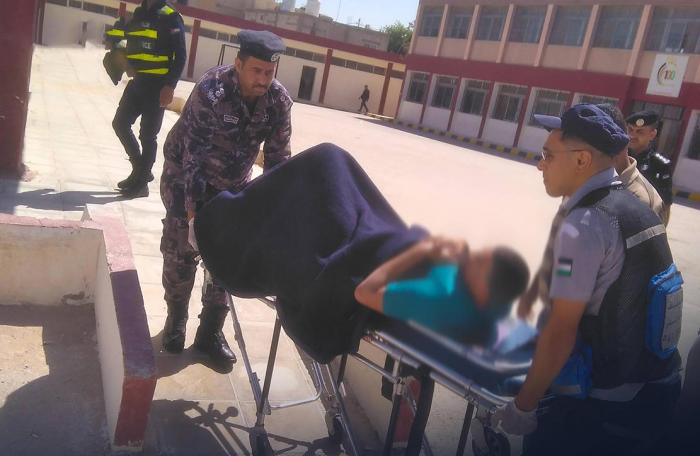 الدفاع المدني يتدخل لإيصال طلبة توجيهي يعانون من كسور في الأطراف السفلية لقاعاتهم