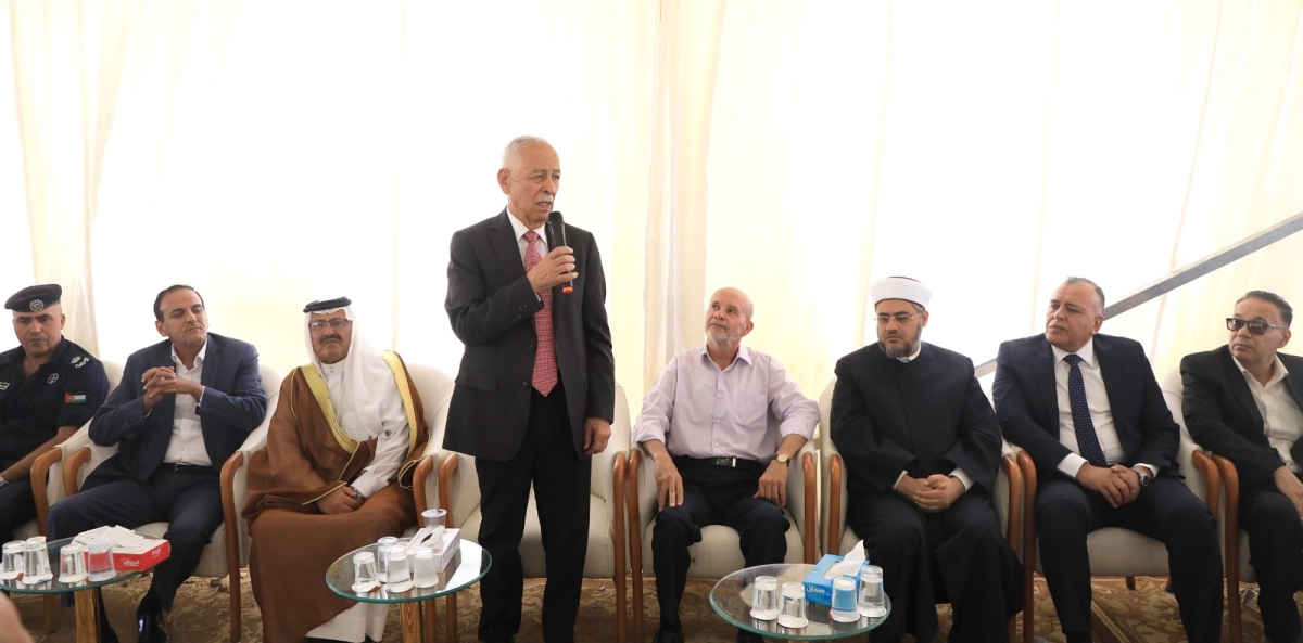 مندوبا عن الملك وولي العهد.. رئيس الديوان الملكي يقدم واجب العزاء لذوي الشهيدين العرام والصياح