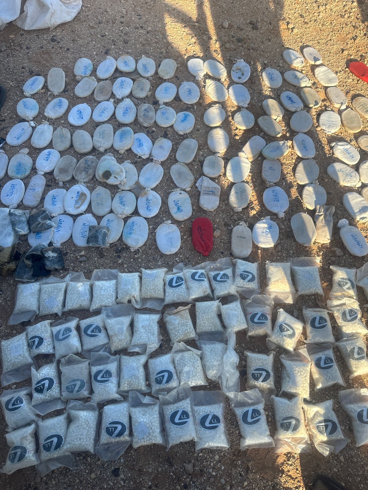 عاجل ..تطبيق قواعد الاشتباك مع تاجر ومهرب للمخدرات  في لواء الرويشد وإصابته بقدمه وضبط كمّيات كبيرة من المخدرات بحوزته