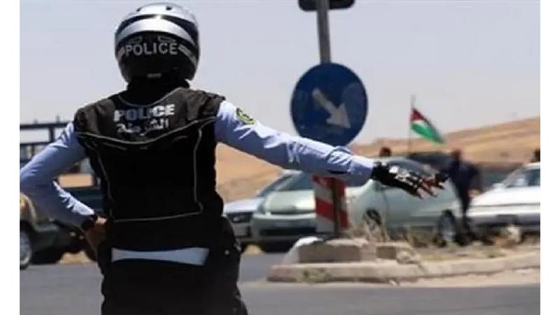 الحبس لمدة لا تقل عن شهر وغرامة لا تقل عن 200 دينار