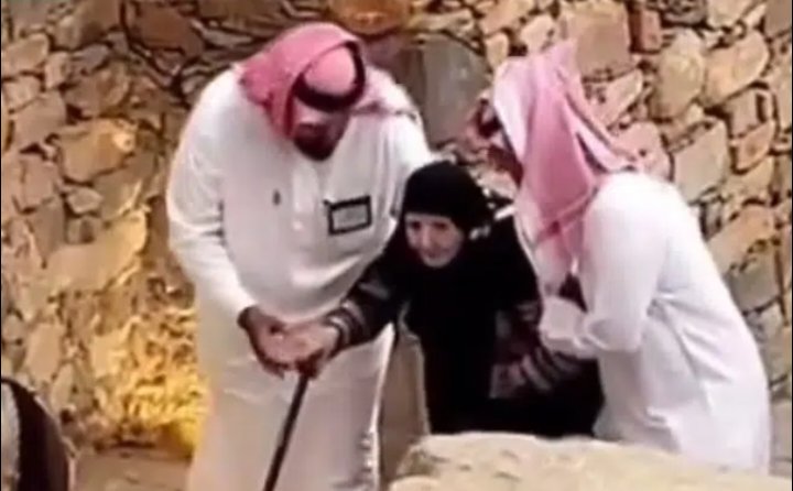 قصة المسنة السعودية دينا الأسمرى .. رعاها أمير عسير ووجه بخدمتها