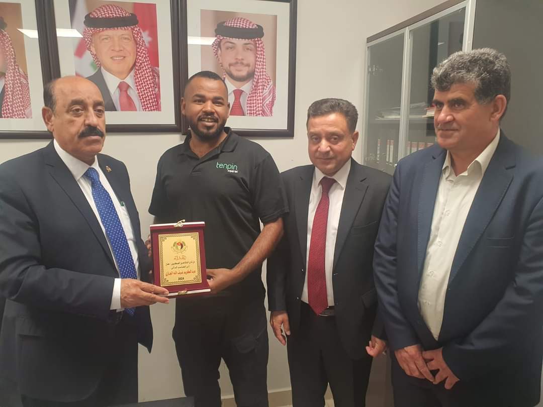 مدير عام المتقاعدين اللواء الشوبكي يكرم  المحاسب المالي لنادي معان عبدالكريم  الجازي