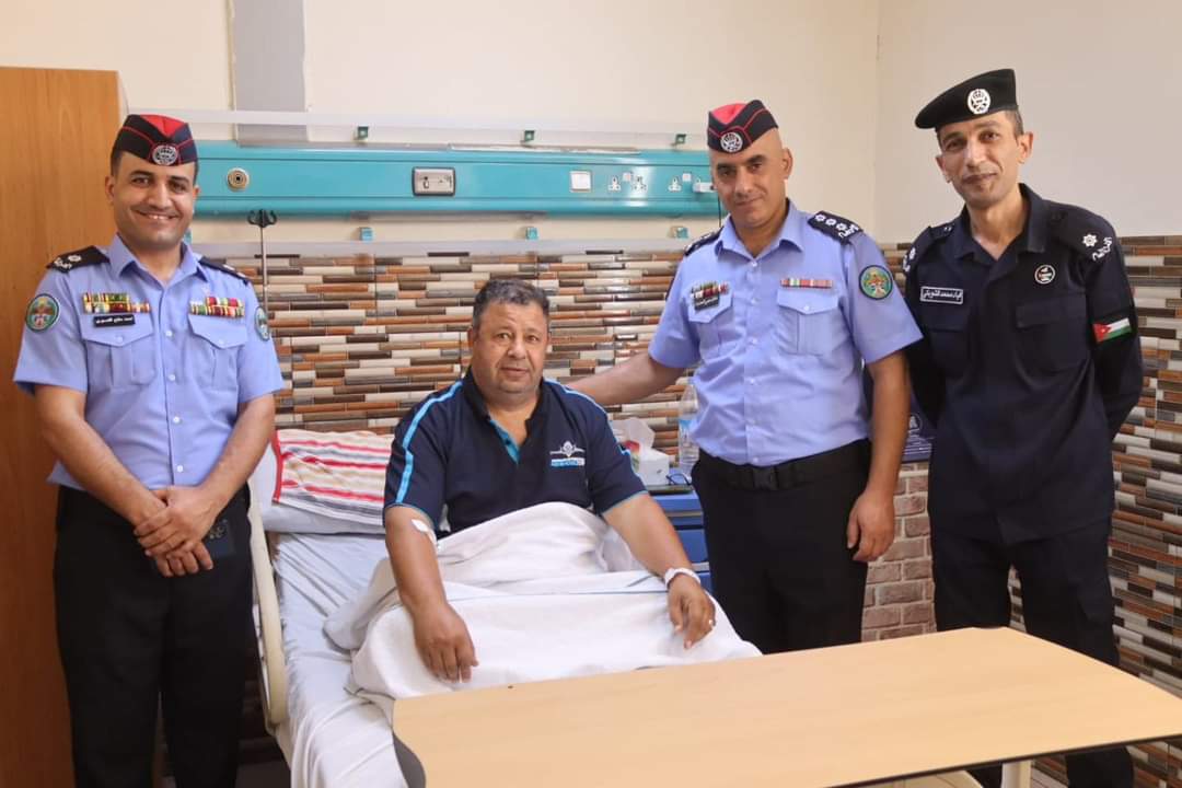 ضباط الشرطة المجتمعية يزورون العقيد زياد البدور في المستشفى للاطمئنان على صحته