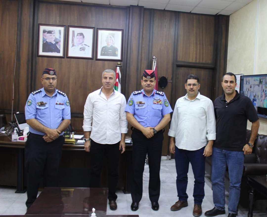 العميد الزوايدة يكرم عدداً من ضباط وضباط صف أثناء تأدية واجباتهم