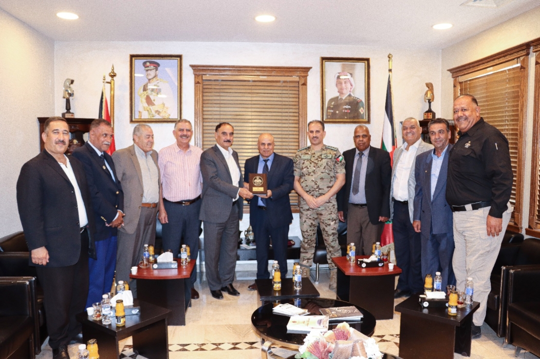 اعضاء من المتقاعدي العسكريين  يزورون مركز الملك عبدالله الثاني لتدريب العمليات الخاصة...صور