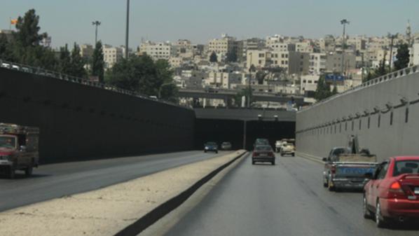 تدهور مركبة شحن كبيرة ما بعد نفق صويلح باتجاه صافوط