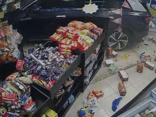 شاهد .. العناية الإلهية تحول دون وقوع كارثة بعد اقتحام مركبة لسوبر ماركت في منطقة الجاردنز