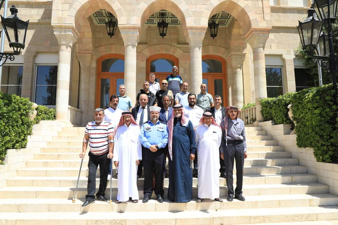 مصابون عسكريون  يزورون قصر رغدان العامر والأضرحة الملكية..صور