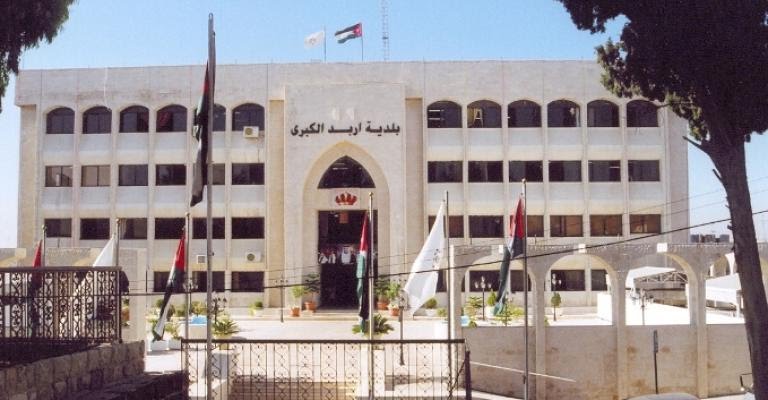 بلدية اربد الكبرى تغلق محلات تجارية لانتهاء الترخيص