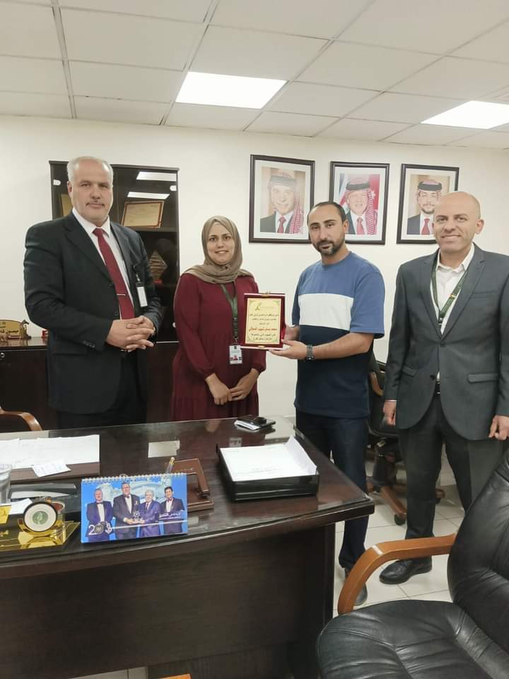 مدير ضمان فرع شرق عمان يكرم موظفين تم انتقالهم الى مواقع أخرى