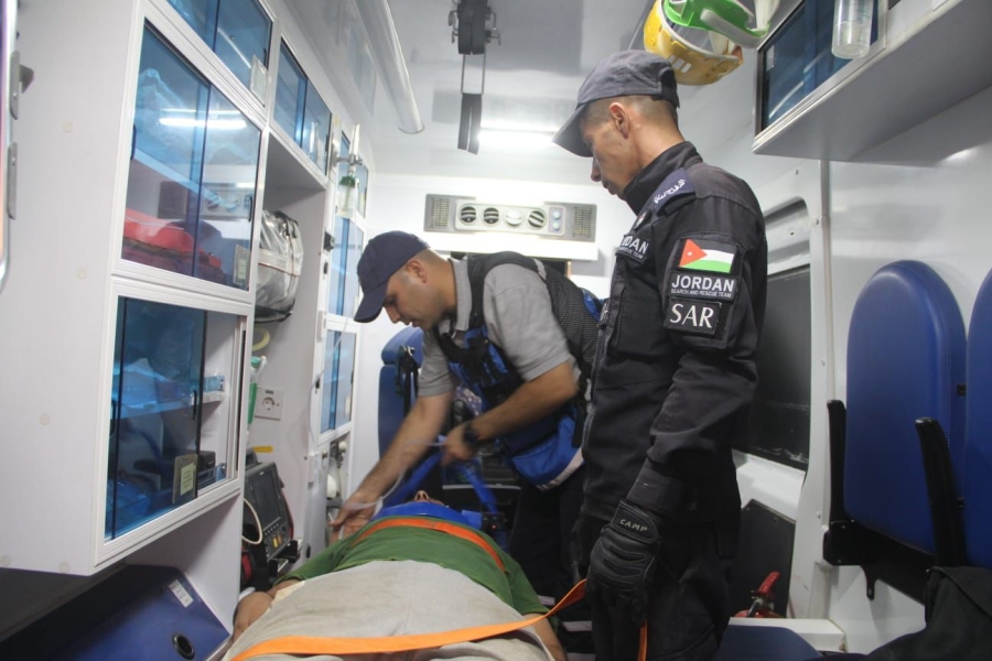 الدفاع المدني ينقذ خمسة أشخاص علقوا بمقطع صخري وعر بوادي عقربا في محافظة اربد_صور