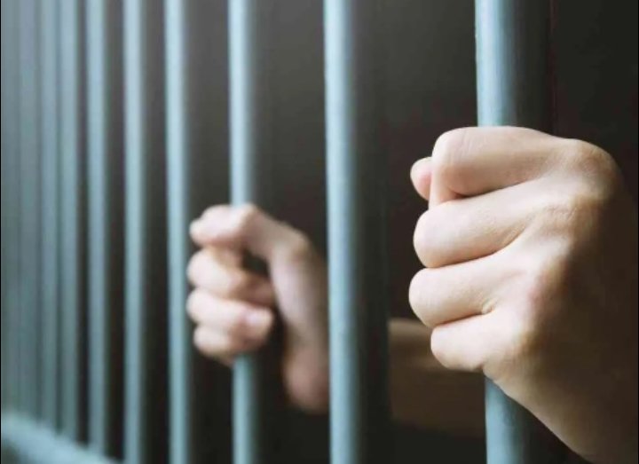 بعد أن فسخ خطبتها... السجن لعشريني هرب مع فتاة قاصر