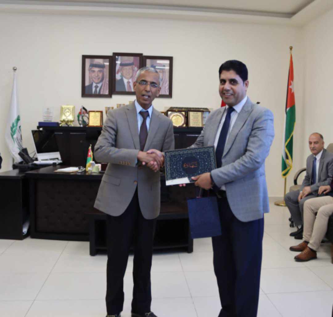 الشرفات يكرم العاملين في الثانوية العامة وغرفة العمليات