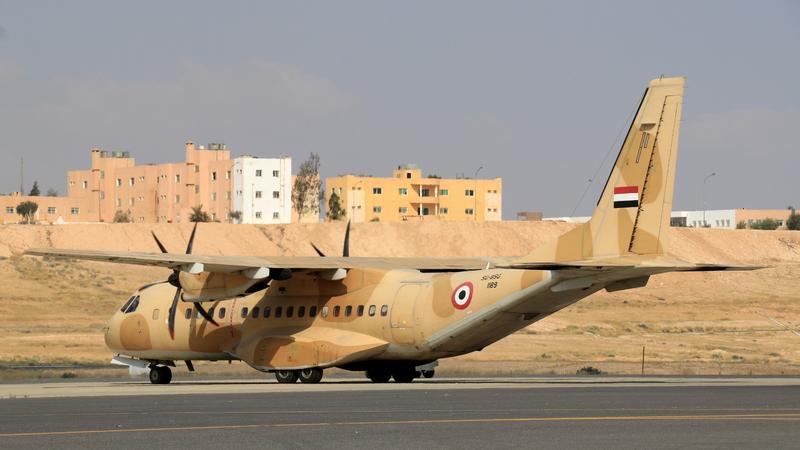 القوات المسلحة تنفّذ 3 انزالات جوية جديدة لمساعدات إغاثية على جنوب قطاع غزة