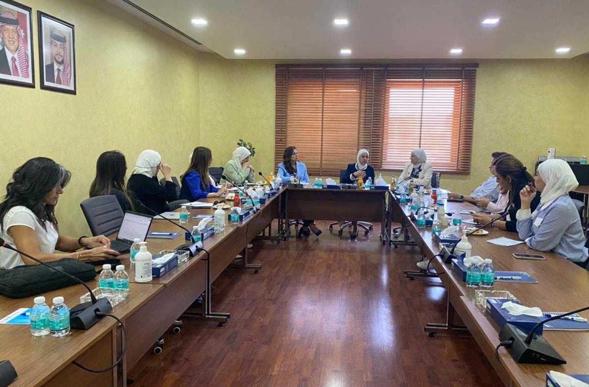 بحث معيقات مشاركة سيدات الأعمال بمجالس الغرف التجارية