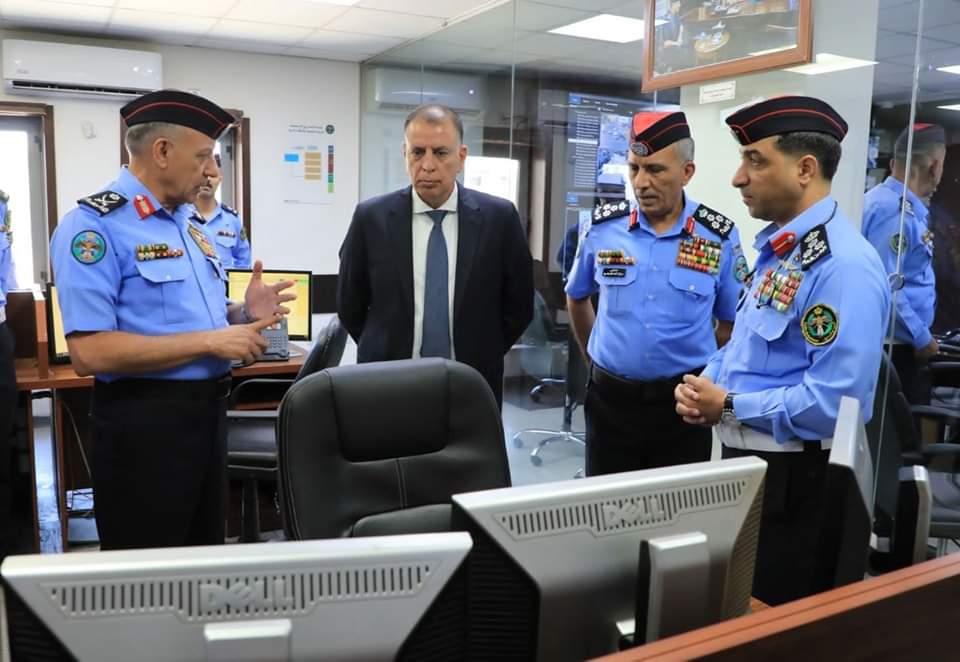 وزير الداخلية يرافقه مدير الأمن العام يزوران إدارة السير ...صور