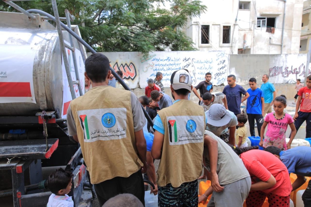 الهيئة الخيرية: توزيع مياه نقية على النازحين في قطاع غزة
