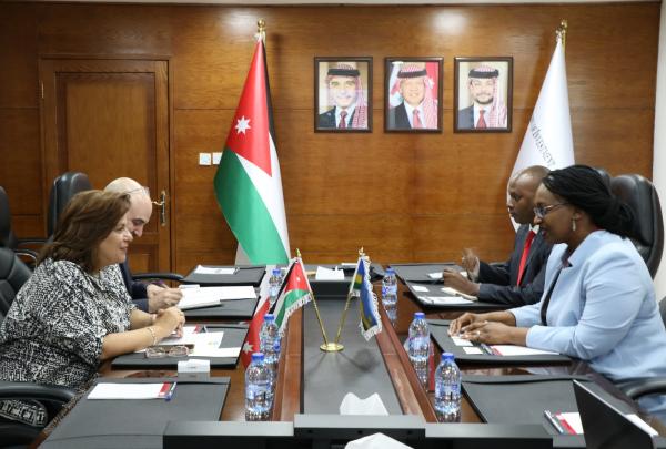 السقاف تبحث والسفيرة الرواندية تعزيز التعاون الاستثماري
