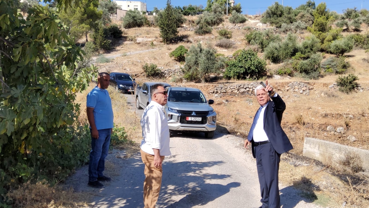 رئيس بلدية السلط الكبرى يوجه بتوسعة مدخل إسكان المغاريب ...صور