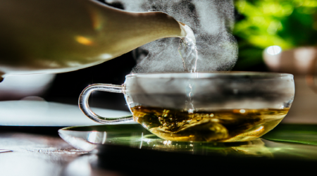 شاي أعشاب شائع يقلل من التوتر والقلق على الفور