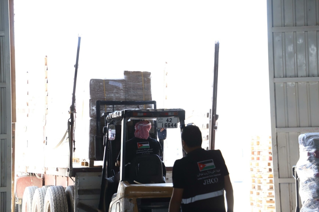 83 شاحنة مساعدات جديدة تعبر من الأردن لقطاع غزة