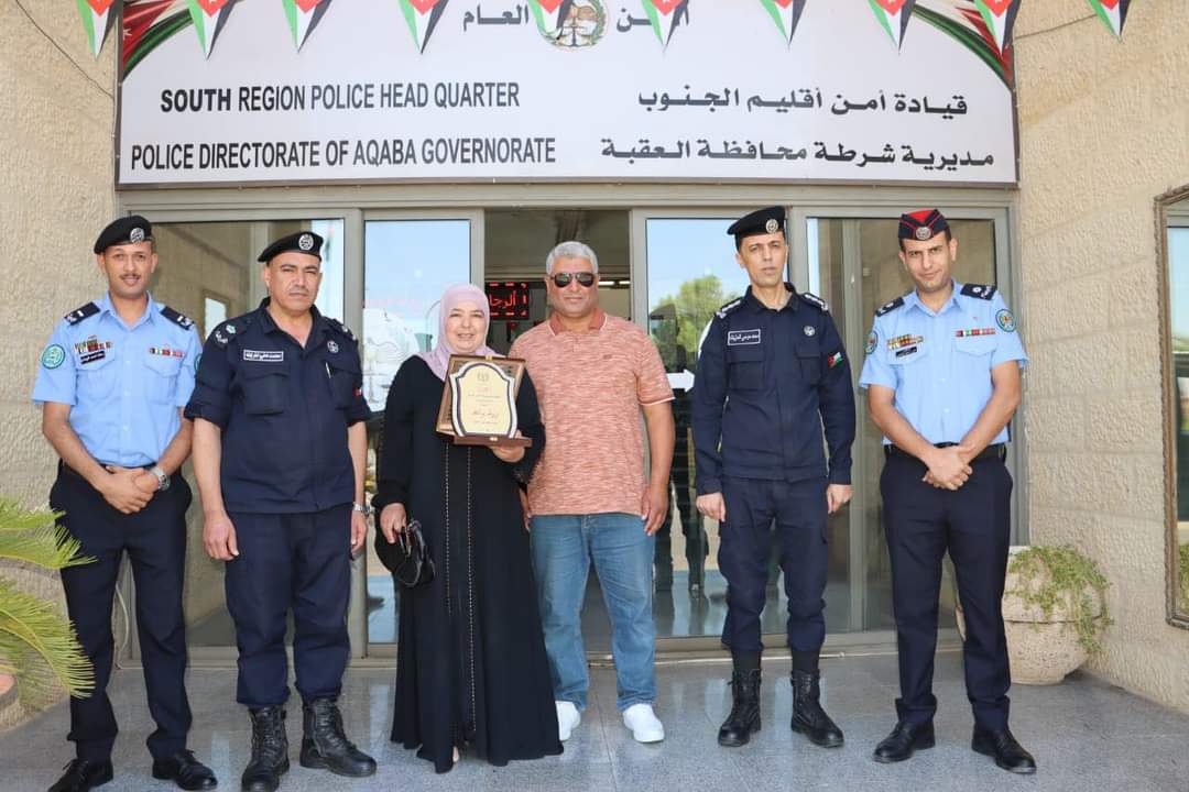 مديرية شرطة العقبة تكرم سيدة  جزائرية تقيم في المملكة