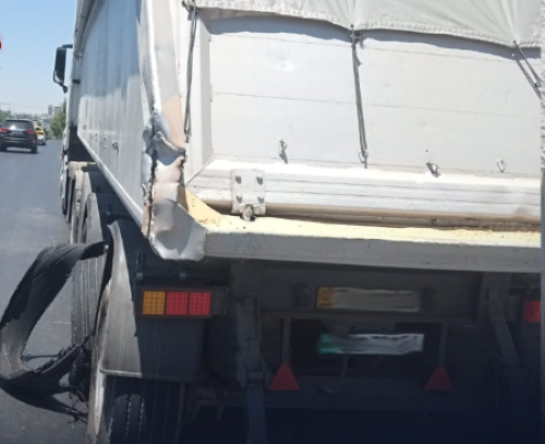 أزمة مرورية خانقة اثر تعطل مركبة شحن ما بعد نفق الشعب باتجاه الدوار الثامن