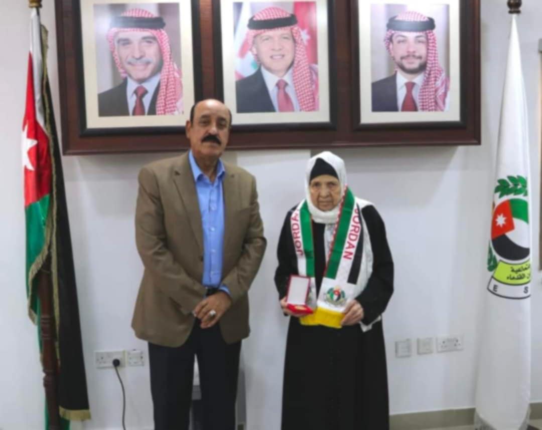 اللواء الشوبكي يكرم النقيب المتقاعده سعدية يوسف الجايح