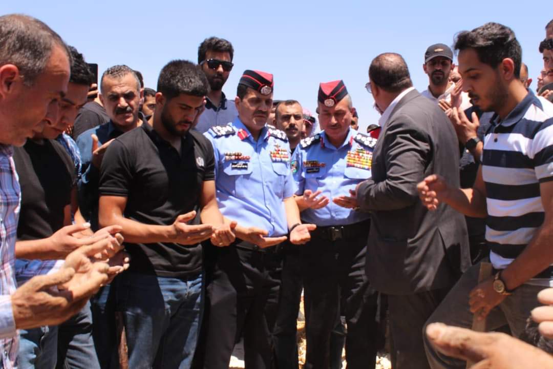 مديرية الأمن العام تشارك عشائر الدعجة بتشييع جثمان العقيد نايف عليان الجربان...صور