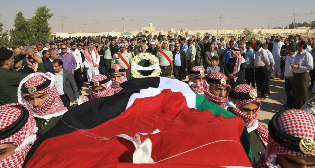 مندوبا عن الملك وولي العهد..العيسوي يشارك في تشييع جثمان فهد العموش...صور