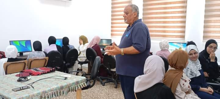 دورة بعنوان تطوير المهارات الرقمية بمركز شباب وشابات كفر الماء المدمج