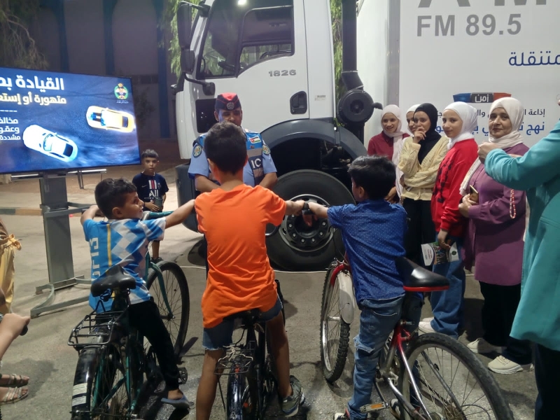 بالصور ... محطة التوعية المرورية المتنقلة تحط في الزرقاء