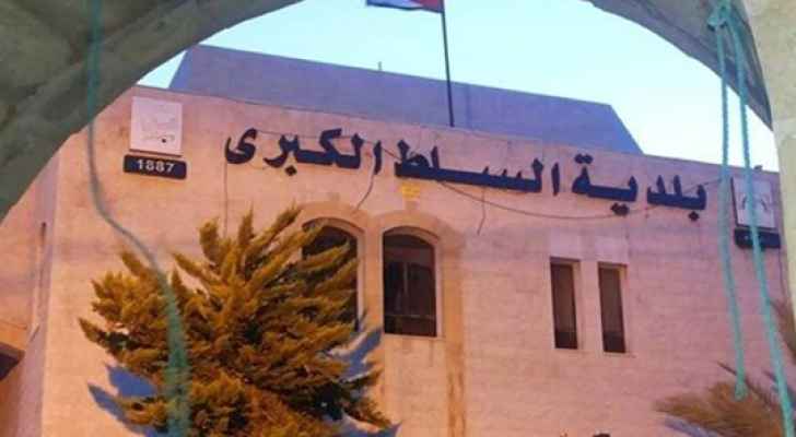 المباشرة بتنفيذ عطاء خلطة أسفلتية لشوارع السلط