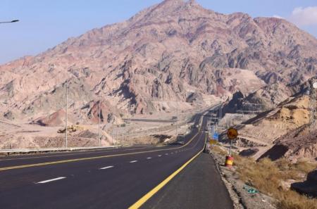 تعطل شاحنة يغلق الطريق الخلفي في العقبة