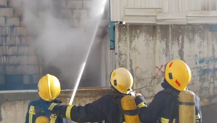 الدفاع المدني يتعامل مع حريق شب في إحدى الشقق السكنية في محافظة إربد