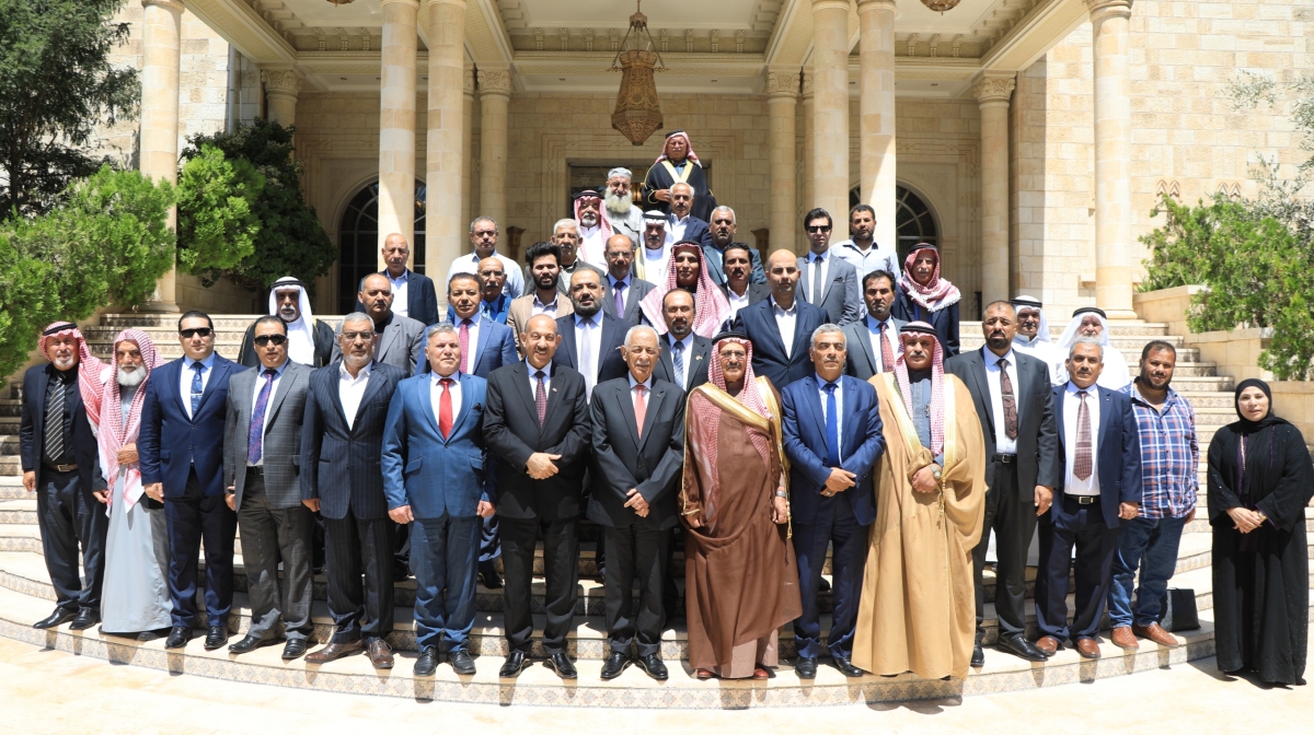 رئيس الديوان الملكي يلتقي وفود شعبية من جرش والطفيلة وعشائر الفالوجة بالأردن