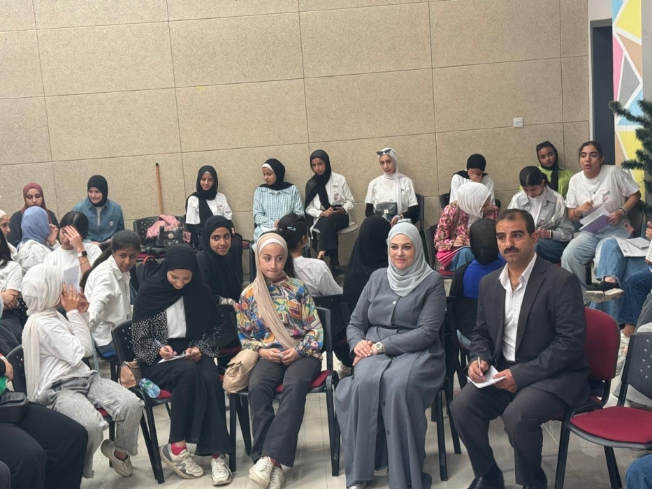 السكارنة يشارك طلبة برنامج بصمة في حوار نقاشي