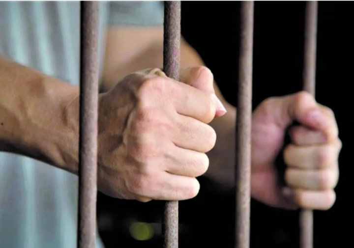 الأشغال 5 سنوات لأمين مستودع اختلس كتب ثانوي في إحدى المدارس الحكومية