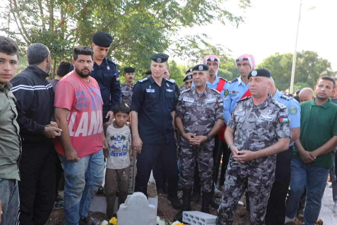 العميد العوايشة يشارك في تشييع جثمان الوكيل رائد جاسـر جـرادات..صور