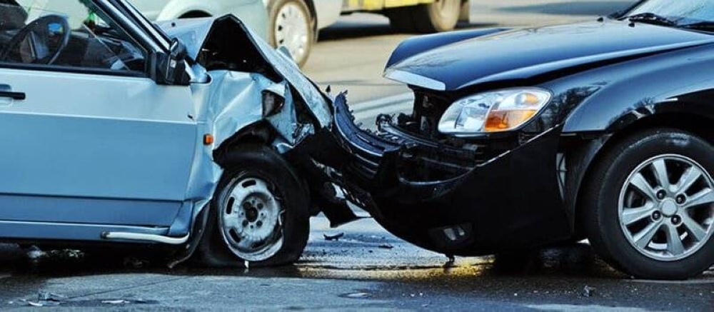 حادث لمركبة من الفئة الصغيرة تقل 11 راكباً ؟ وتالياً سبب الحادثة؟