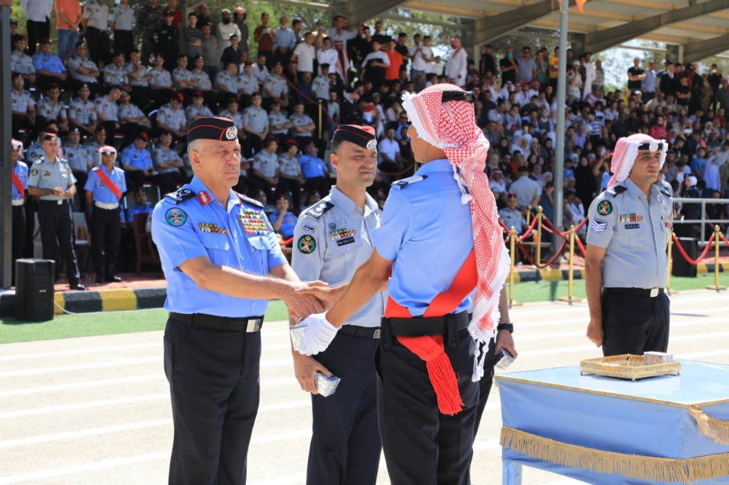 اللواء المعايطة يرعى حفل تخريج مستجدي الأمن العام...صور